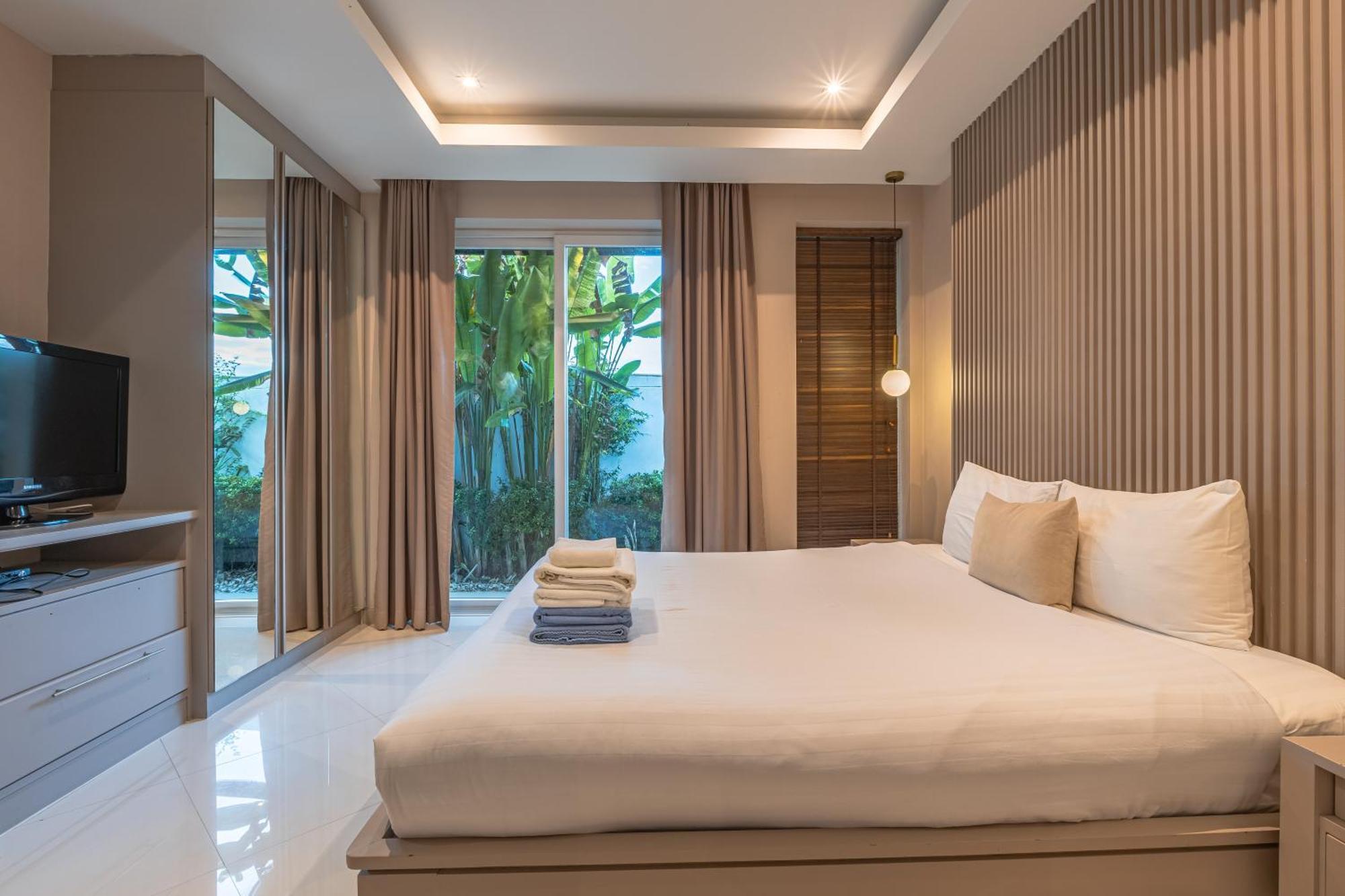 Palm Oasis Pool By Pattaya *